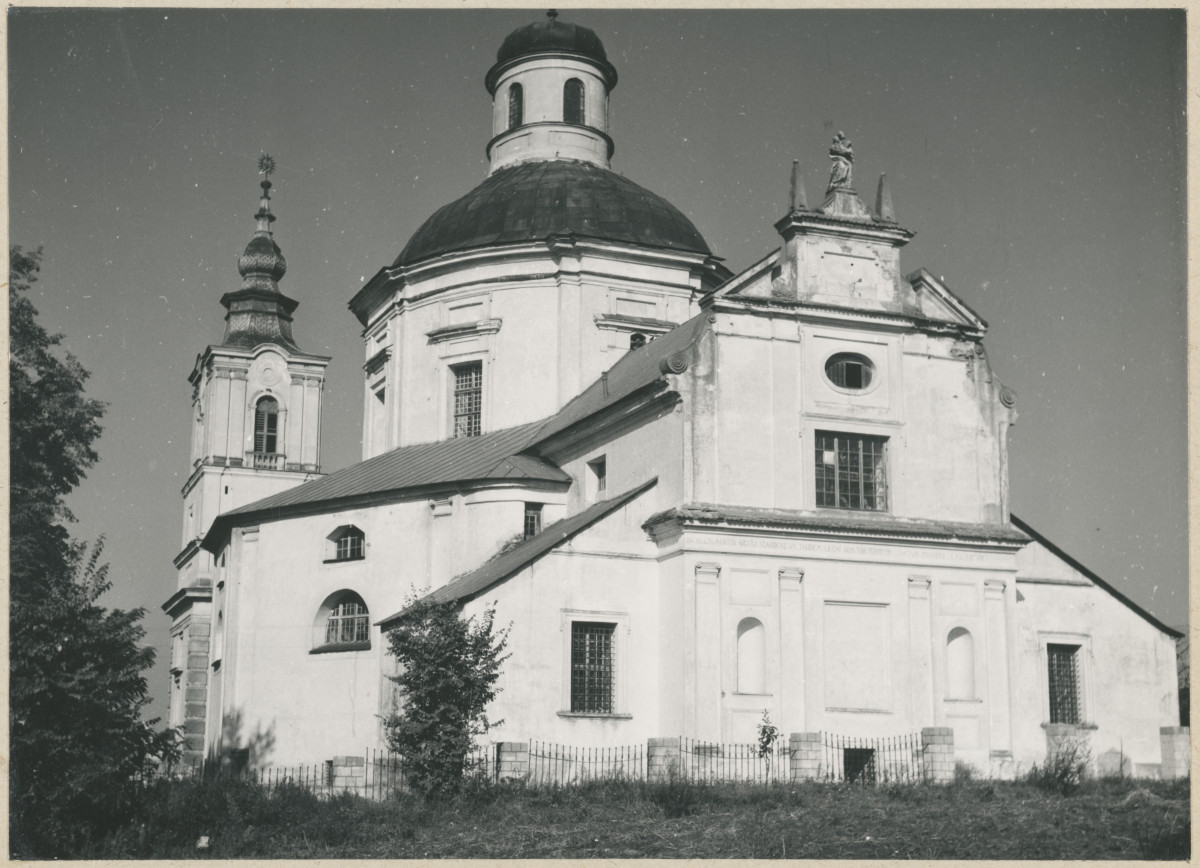 Kościół parafialny - widok ogólny od strony płd-wsch., skan 1