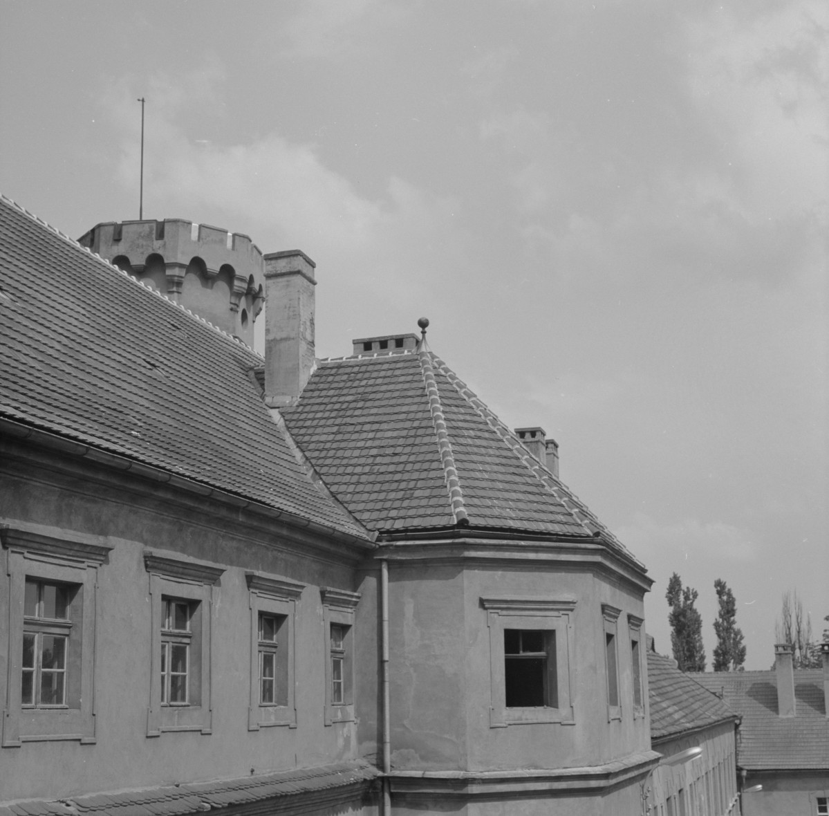 zamek Oppersdorffów - zamek górny - ryzalit w elewacji północnej od strony dziedzińca, skan 1