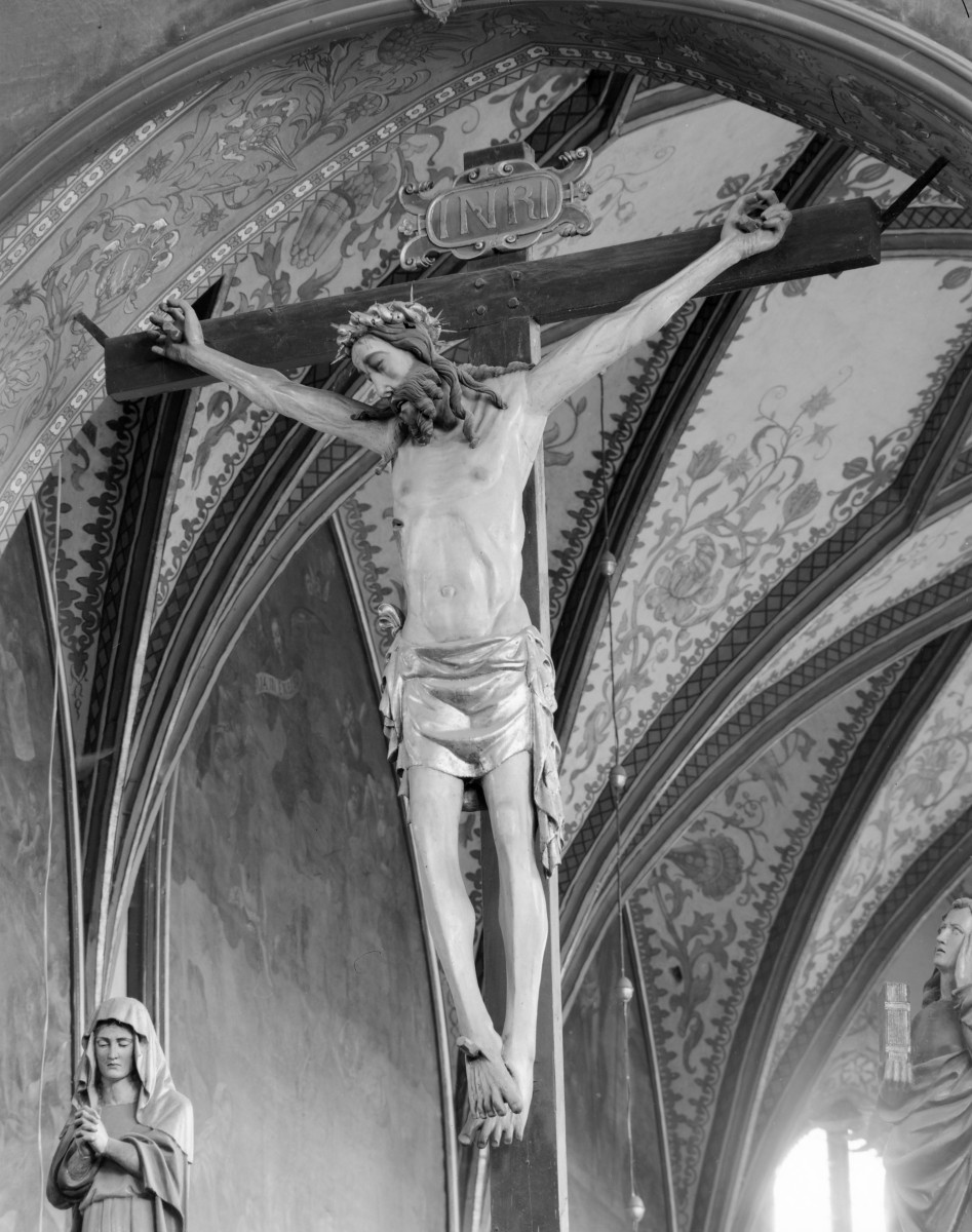 kościół farny pw. Świętej Trójcy - wnętrze: krucyfiks na belce tęczowej, skan 1