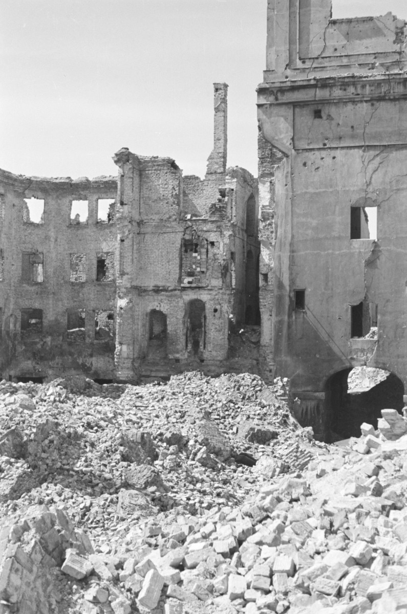 Ruiny i gruzowisko. Ściana bazyliki archikatedralnej. , skan 1