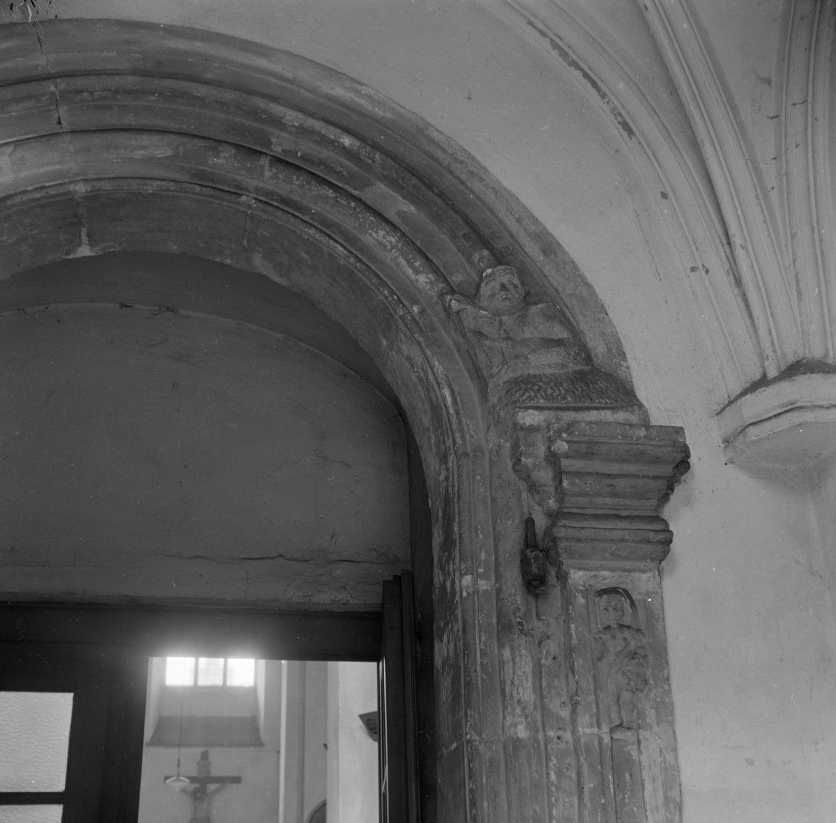 Kościół Świętej Trójcy - portal (fragment), skan 1