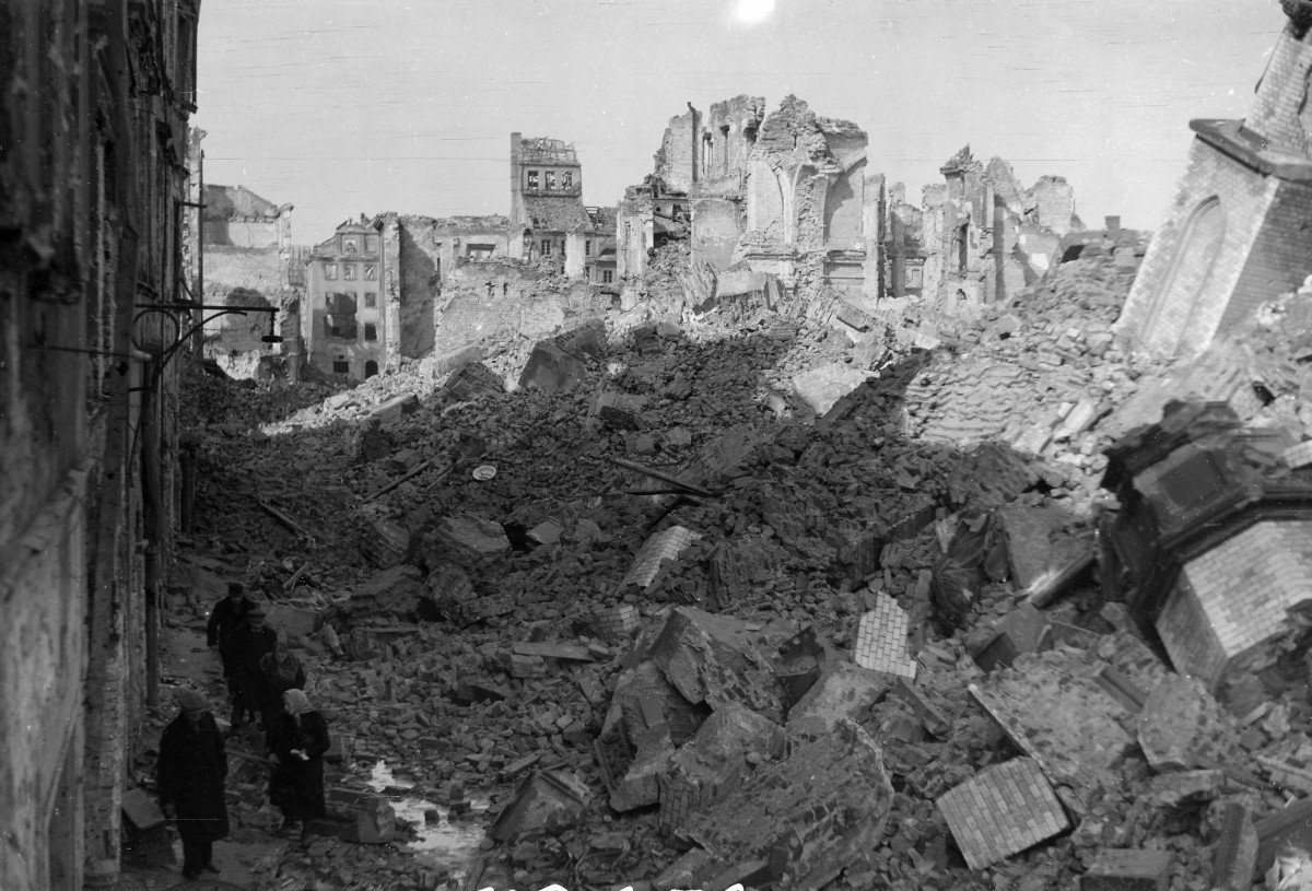 Widok na ruiny sanktuarium M. B. Łaskawej i Katedry. Po lewej stronie w rogu zdjęcia widoczni mieszkańcy., skan 1