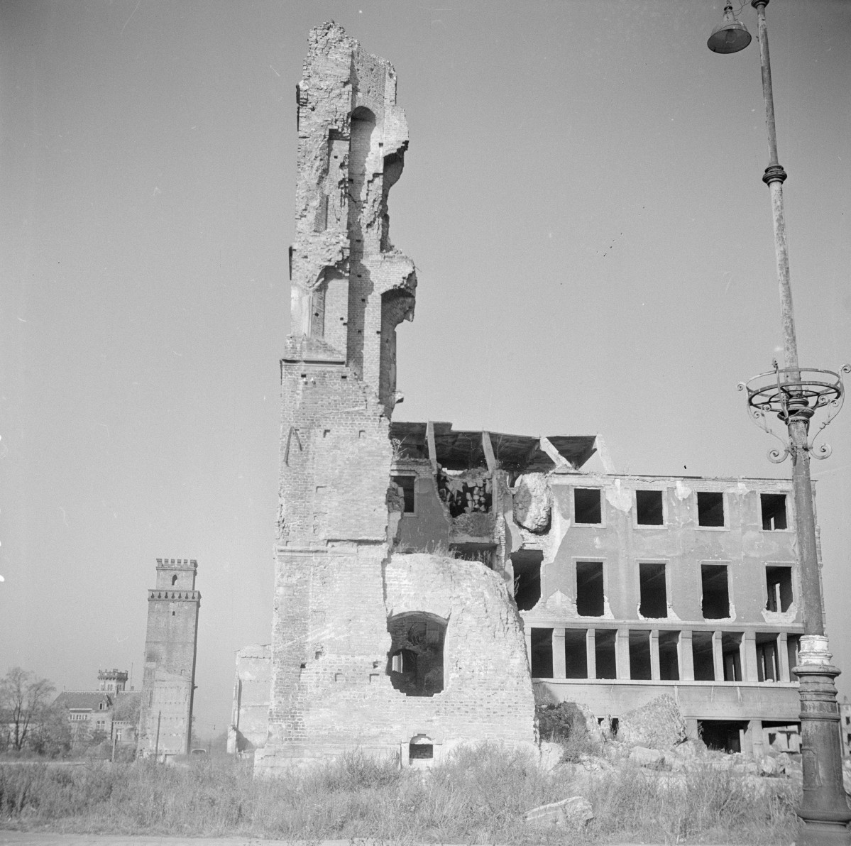 kamienica i wieża Ziębicka - elewacja, ruiny, skan 1