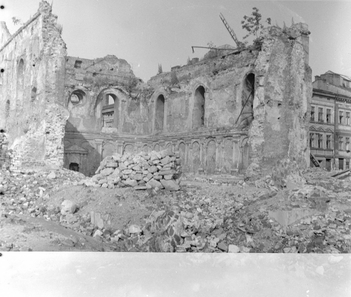 ruina synagogi - wnętrze, skan 1