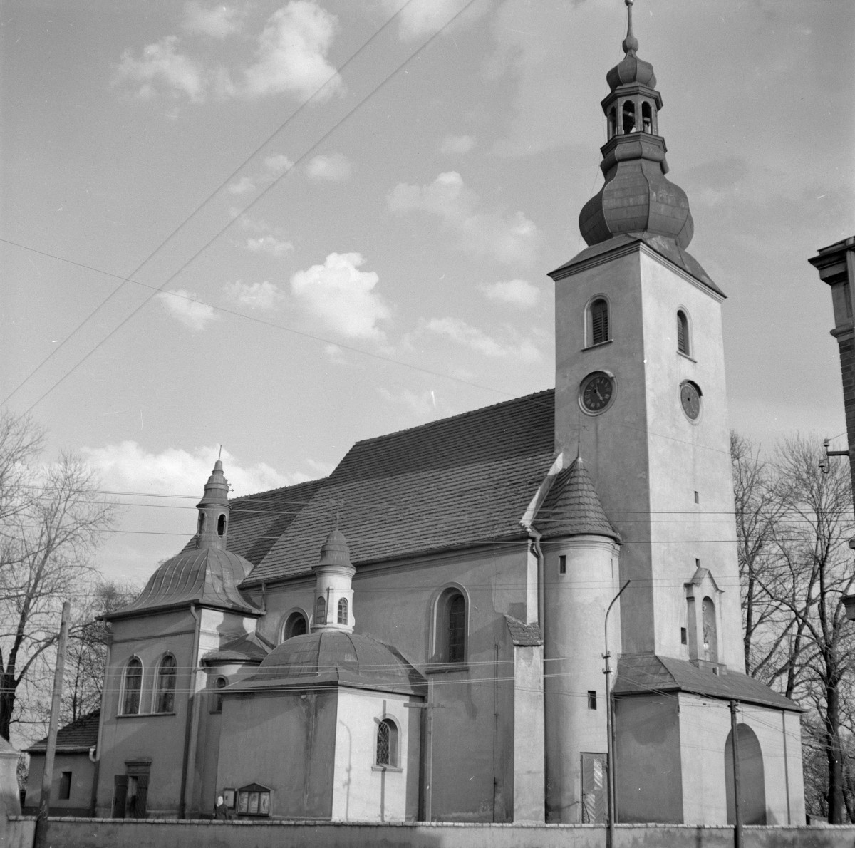 kościół pw. Wniebowzięcia Najświętszej Maryi Panny - elewacja półmocno - zachodnia z wieżą, skan 1