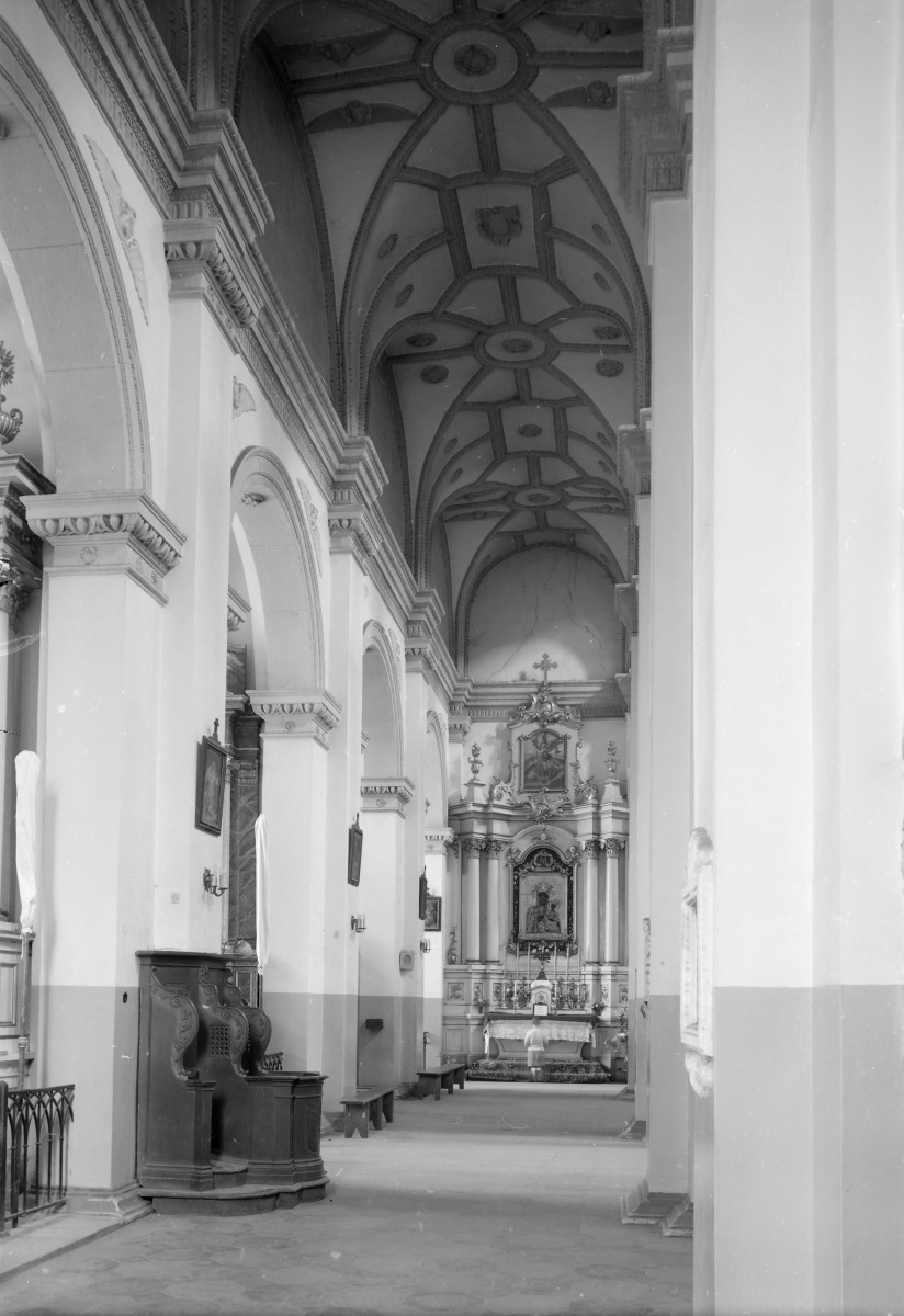 katedra Zmartwychwstania Pańskiego i św. Tomasza Apostoła - wnętrze: lewa nawa boczna, skan 1