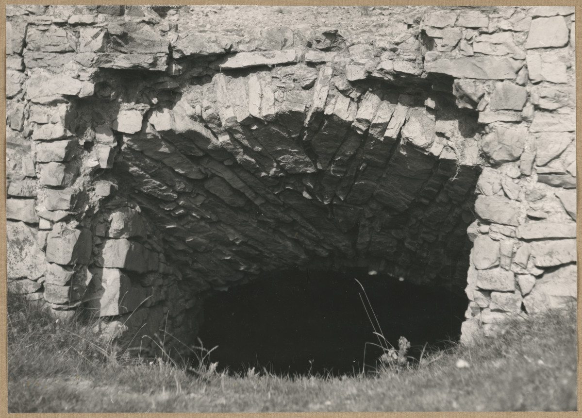 Ruiny zamku  Krzyżtopór  -  widok na otwór okienny do piwnic, skan 1