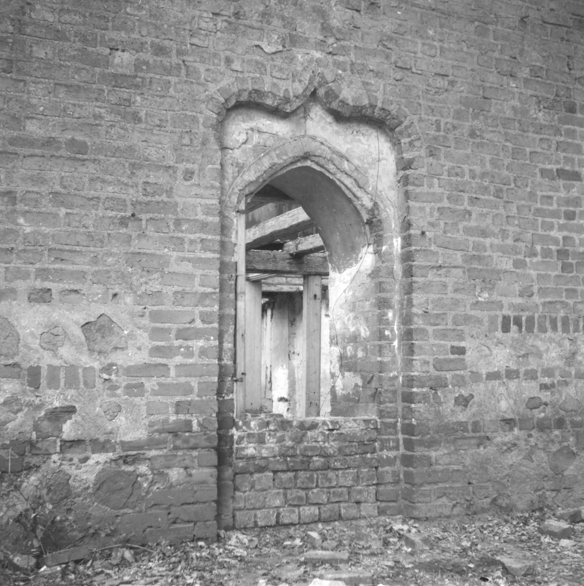 kaplica cmentarna - portal, elewacja, skan 1