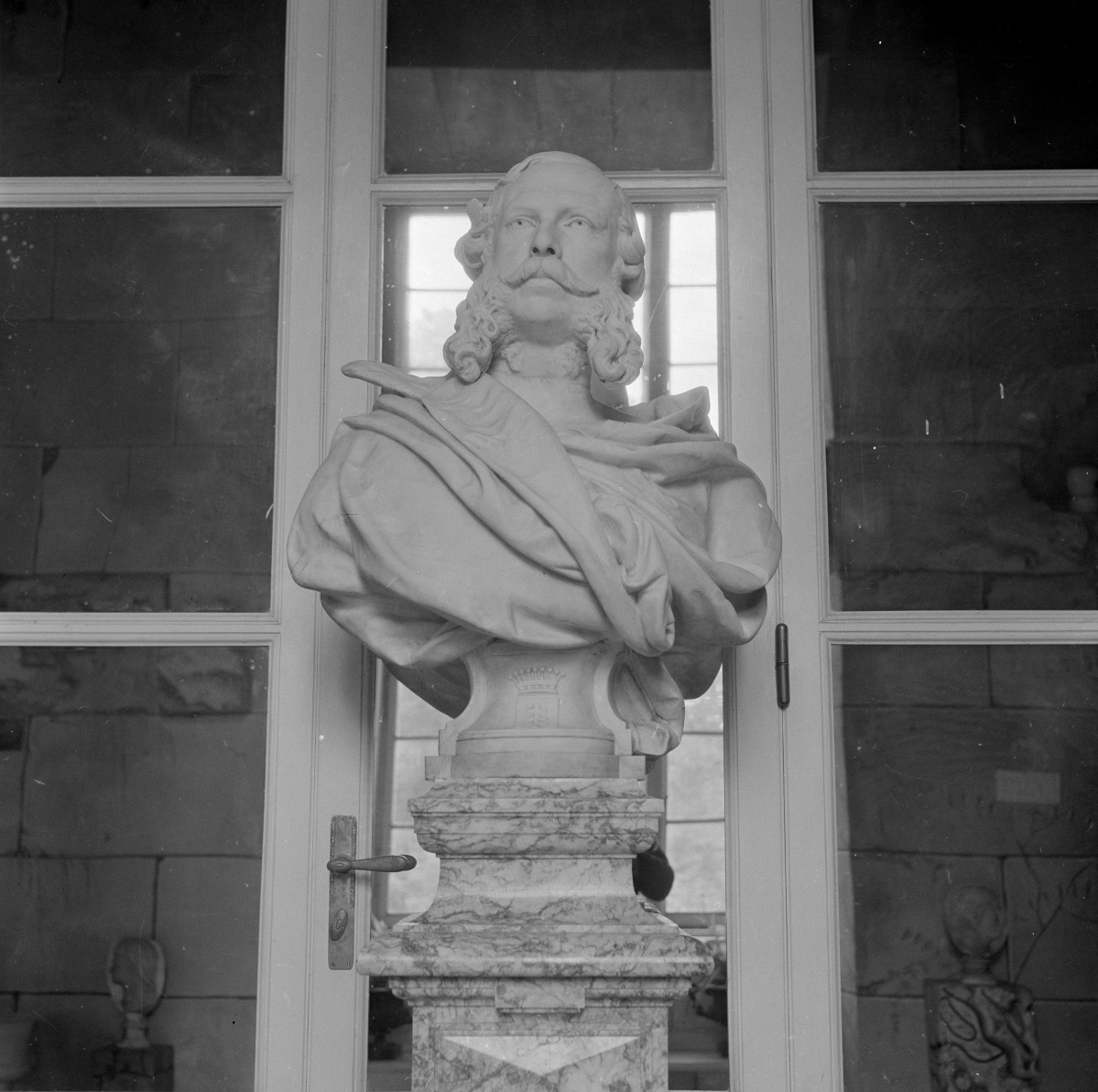 pałac, galeria rzeźby - popiersie, skan 1