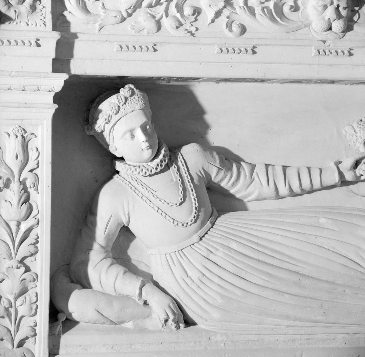 kościół pw. św. Mikołaja - wnętrze - prezbiterium - ściana północna - nagrobek Elżbiety Firlejowej - fragment postaci, skan 1