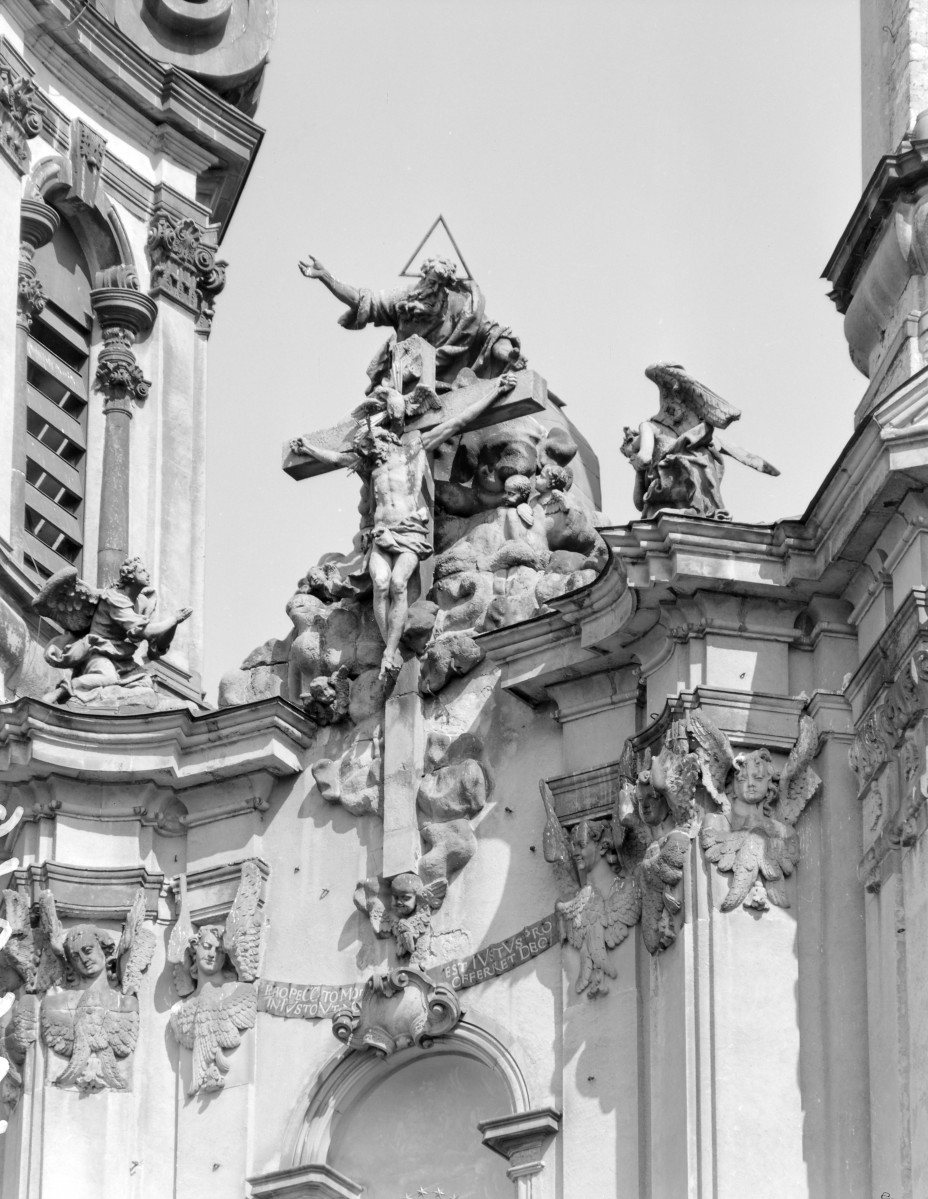 klasztor Benedyktynek - kościół pw. Wniebowzięcia Najświętszej Maryi Panny - elewacja frontowa - rzeźba między wieżami Święta Trójca, skan 1