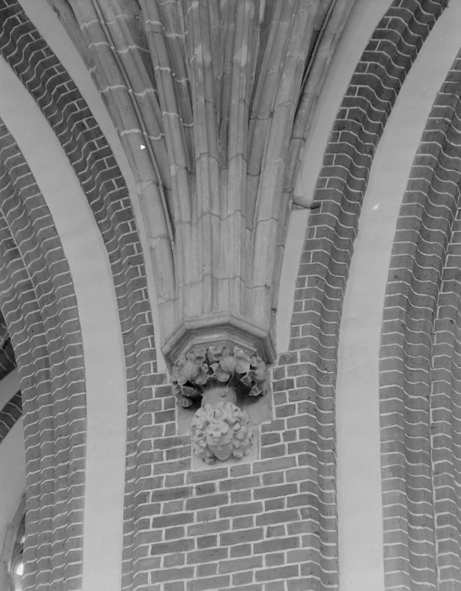 Kościół Najświętszej Marii Panny - wnętrze, żebra sklepienia oraz wspornik, skan 1