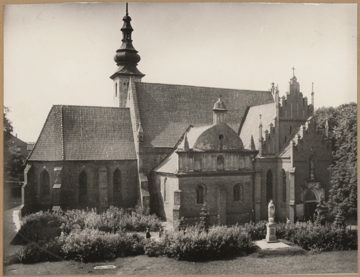 Zespół klasztorny Bernardynów - widok na kościół od strony płn. - wsch. , skan 1