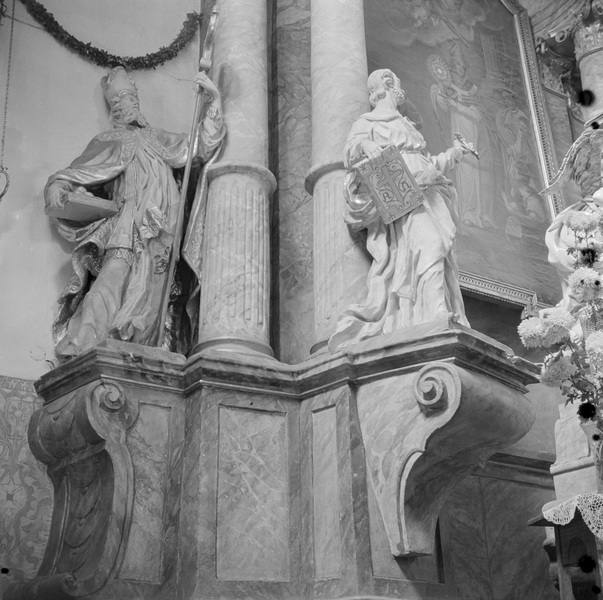 kościół Bożego Ciała i św. Norberta - ołtarz główny, filary ołtarzowe, skan 1