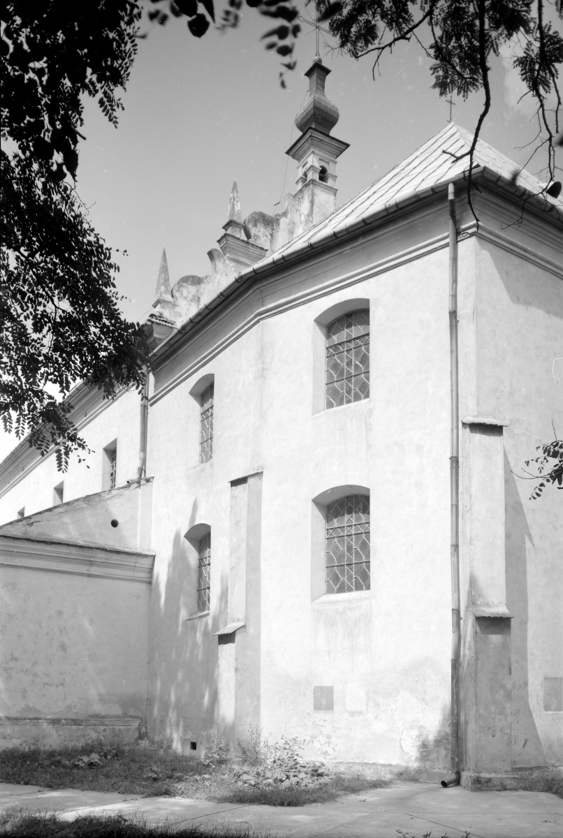 kościół pw. Narodzenia Najświętszej Maryi Panny i św. Michała Archanioła - elewacja południowa - fragment od wschodu, skan 1