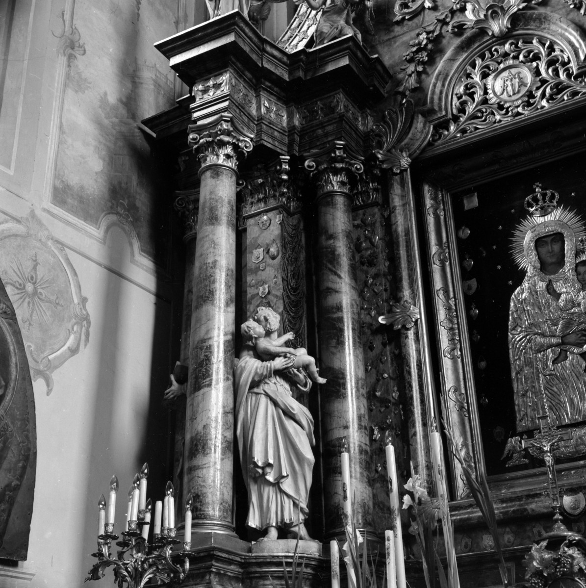 kościół klasztorny jezuitów pw. Nawiedzenia NMP - wnętrze, ołtarz przy tęczy, skan 1