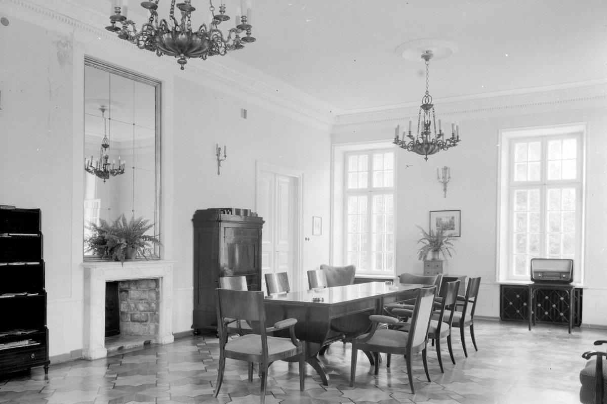 Pałac - wnętrze: salonik Kominkowy, widok ogólny. Meble, kominek i duże lustro nad nim., skan 1