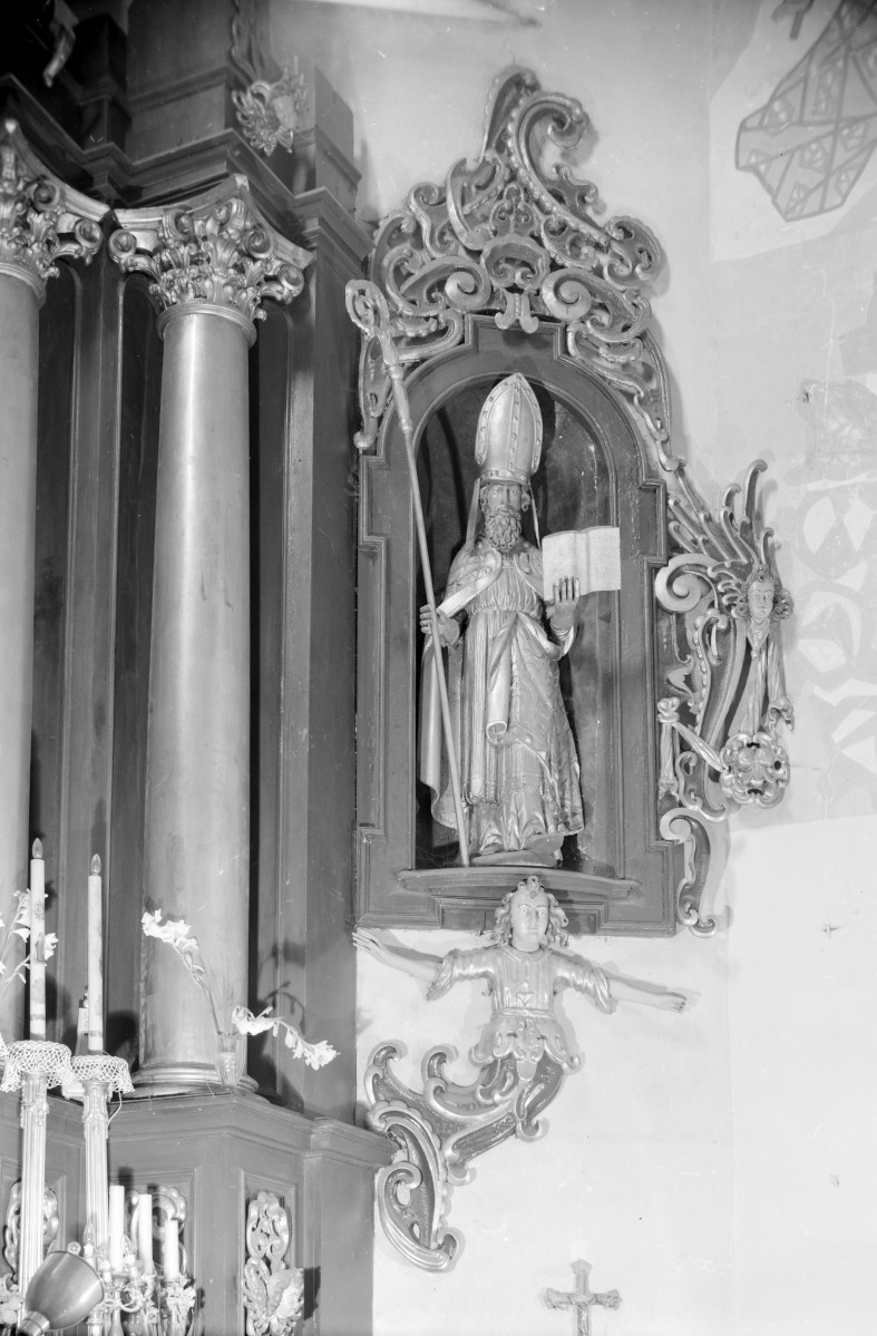 Kościół Trójcy Świętej i Narodzenia Najświętszej Maryi Panny - wnętrze: prawa część ołtarza głównego, figura świętego, skan 1