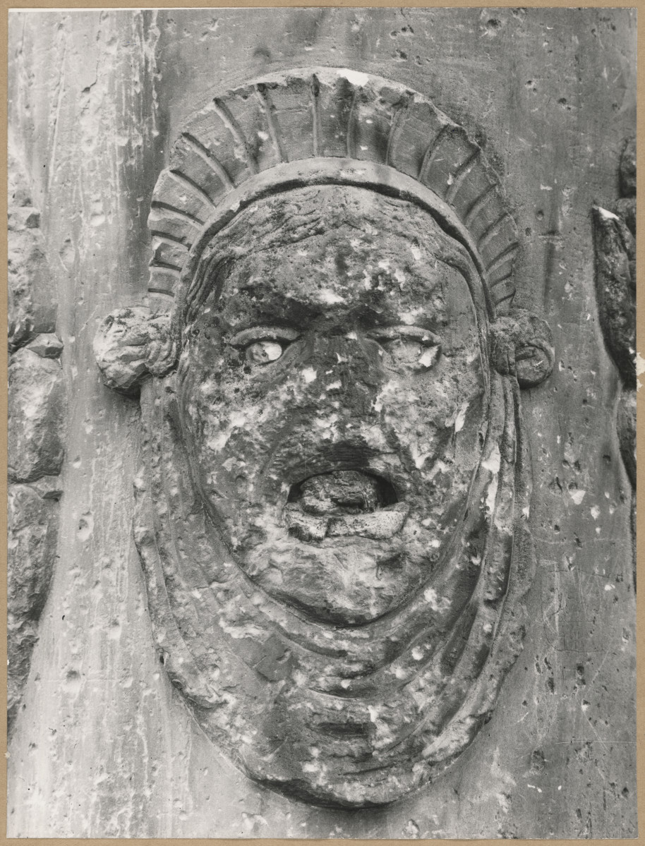 Rynek - pręgierz -  fragment, maszkaron,  , skan 1