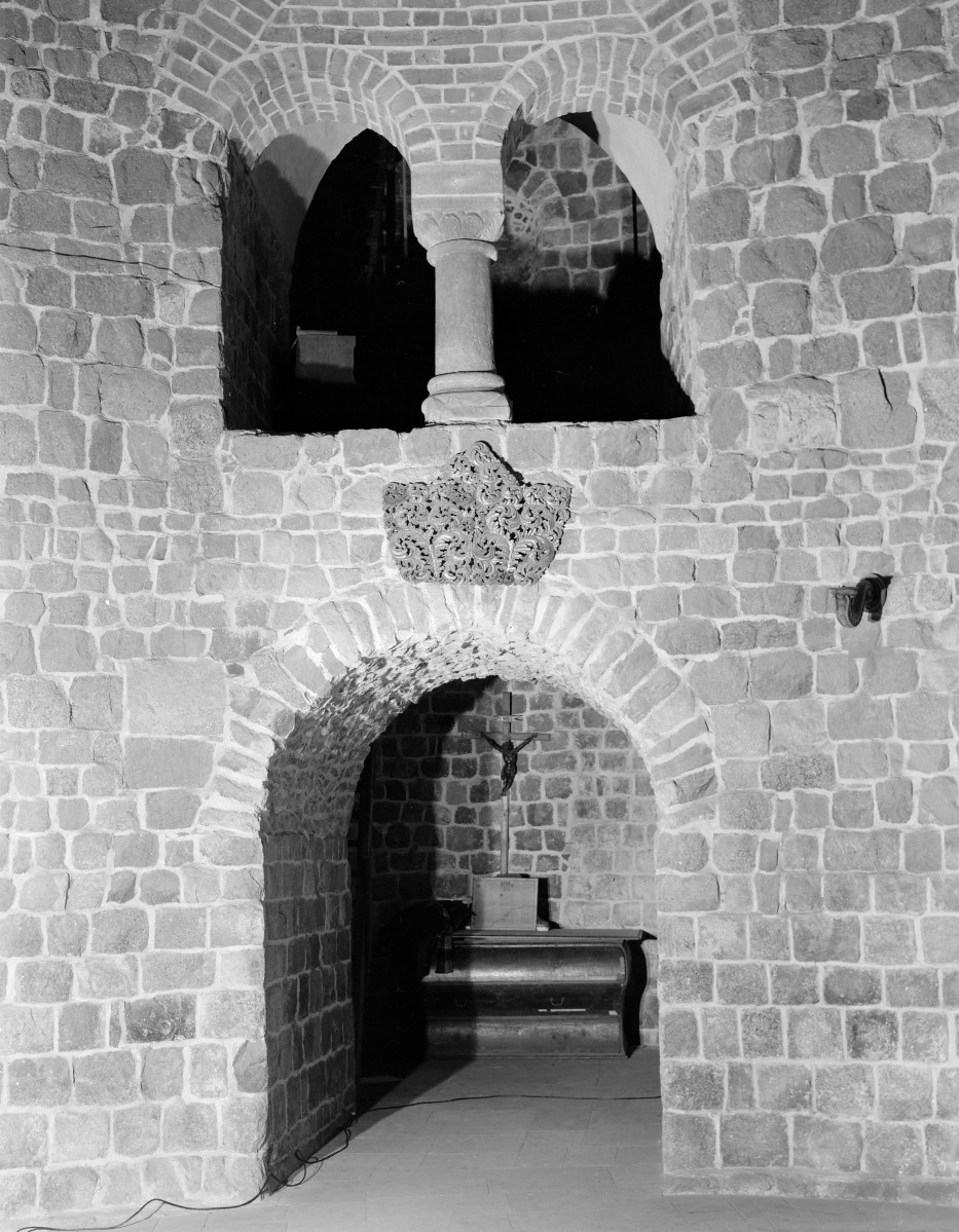 Rotunda św. Prokopa - wnętrze prezbiterium. Widoczny empora z biforium., skan 1