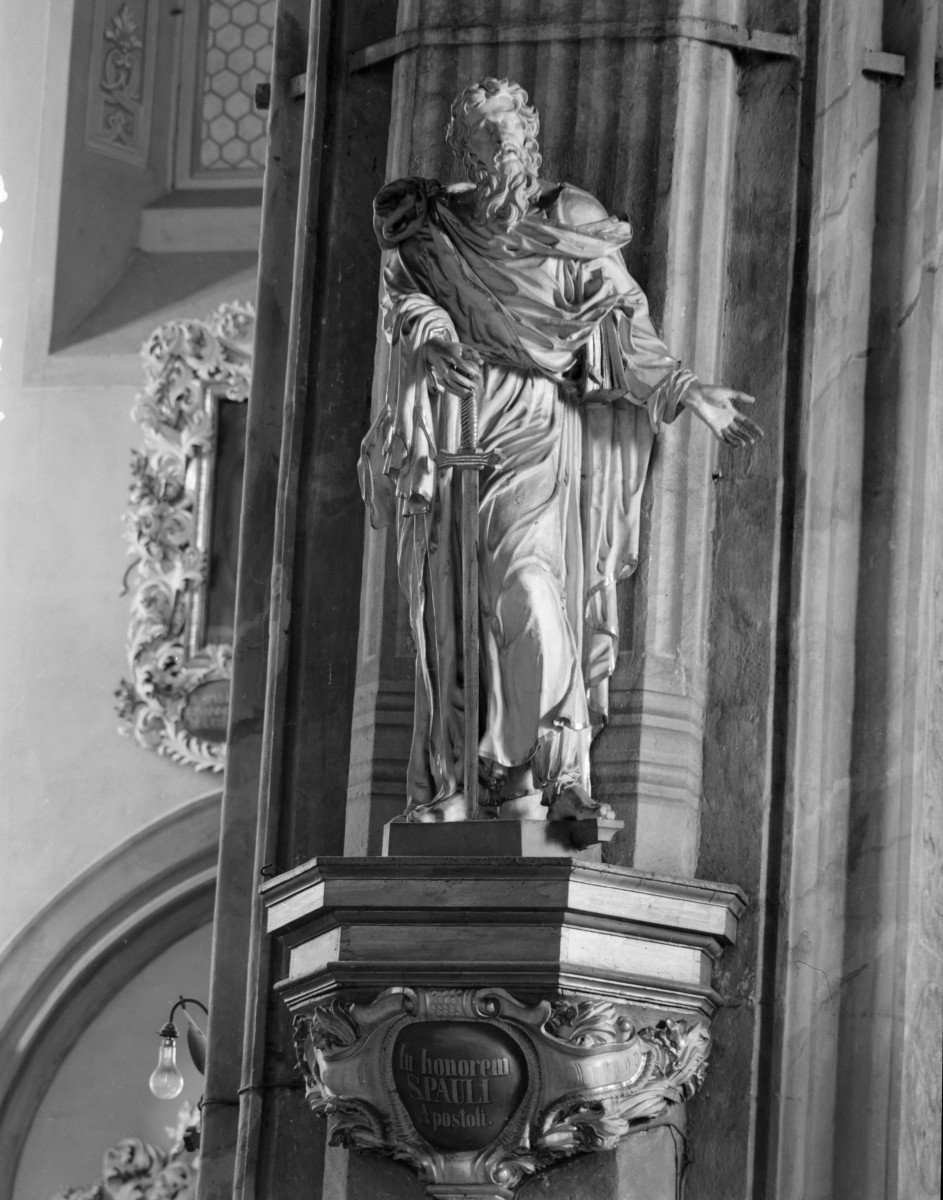 katedra św. Stanisława i św. Wacława - wnętrze, figura św. Pawła - nawa główna, skan 1
