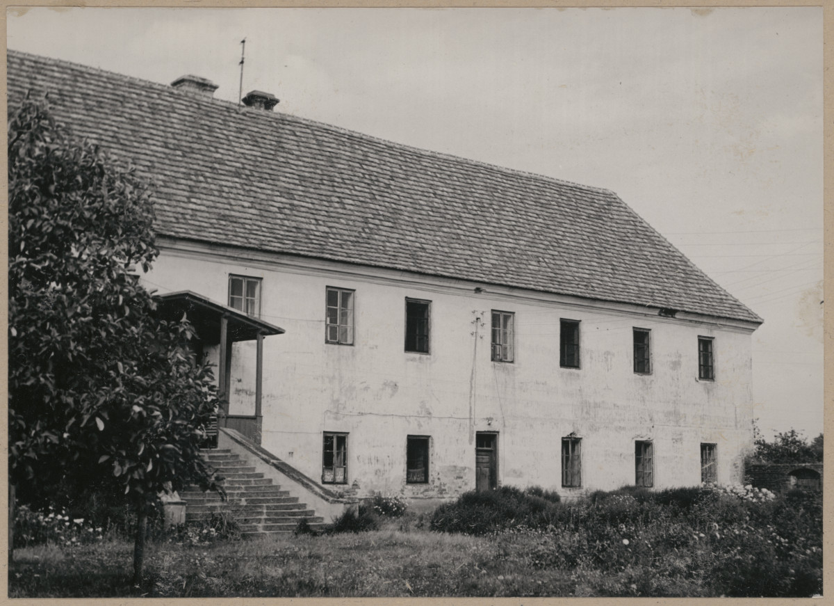 Zespół klasztorny - fragment budynku od strony płd. 

 , skan 1