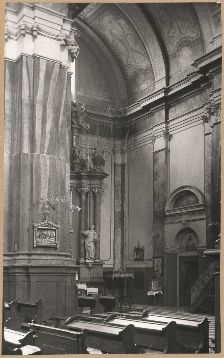 Zespół klasztorny Filipinów - wnętrze kościoła, widok z nawy głównej na transept płn. , skan 1