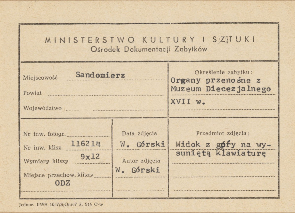 Muzeum Diecezjalne - organy przenośne, widok ogólny z góry z wysuniętą wiatrownicą razem z klawiaturą - metryczka, skan 1