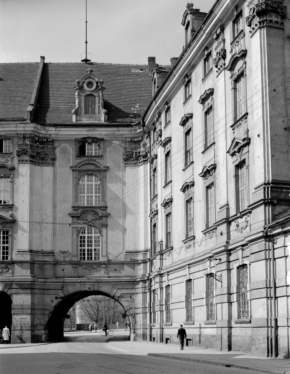 Uniwersytet Wrocłąwski - elewacja od strony placu, skan 1