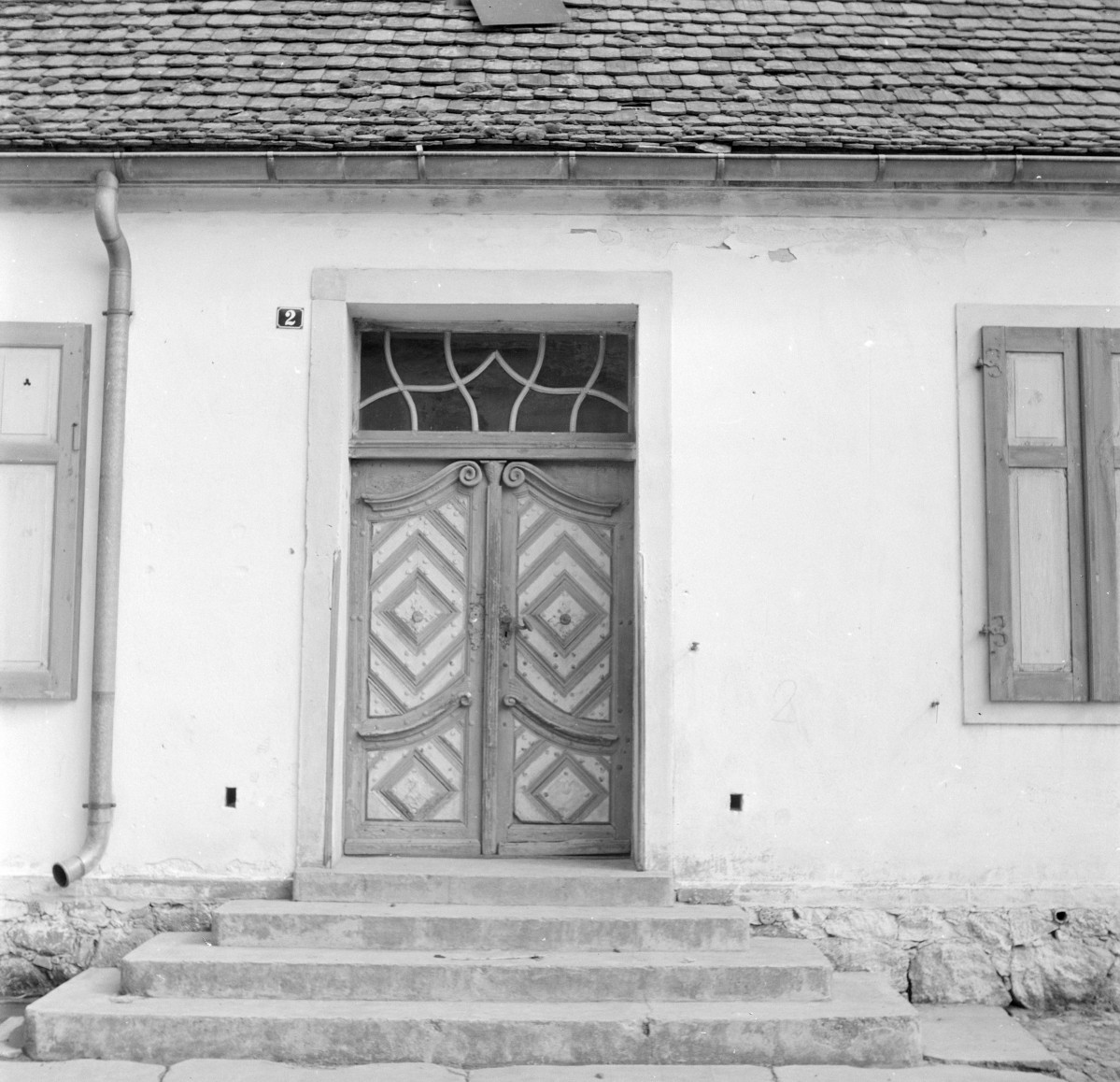 zabudowa miejska, dom - drzwi, skan 1