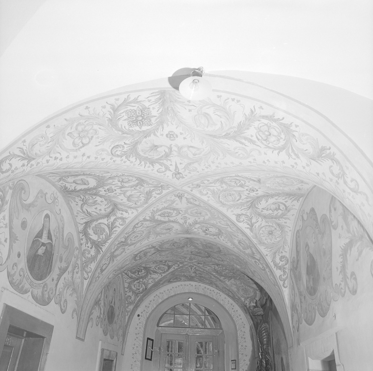 klasztor ss. Mniszek Benedyktynek - kościół pw. Najświętszej Maryi Panny i św. Wojciecha - wnętrze - polichromia korytarza przy chórze zakonnym, skan 1