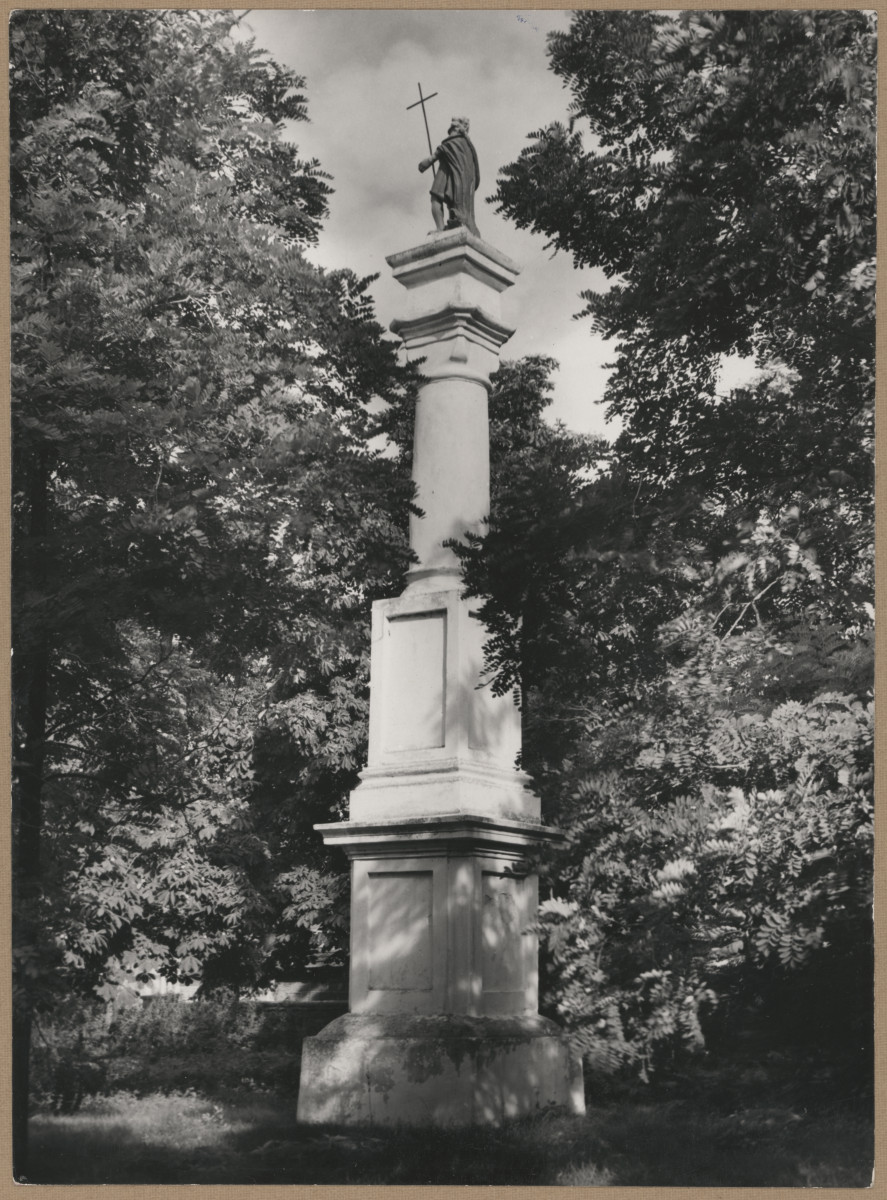 Widok figury na kolumnie, skan 1