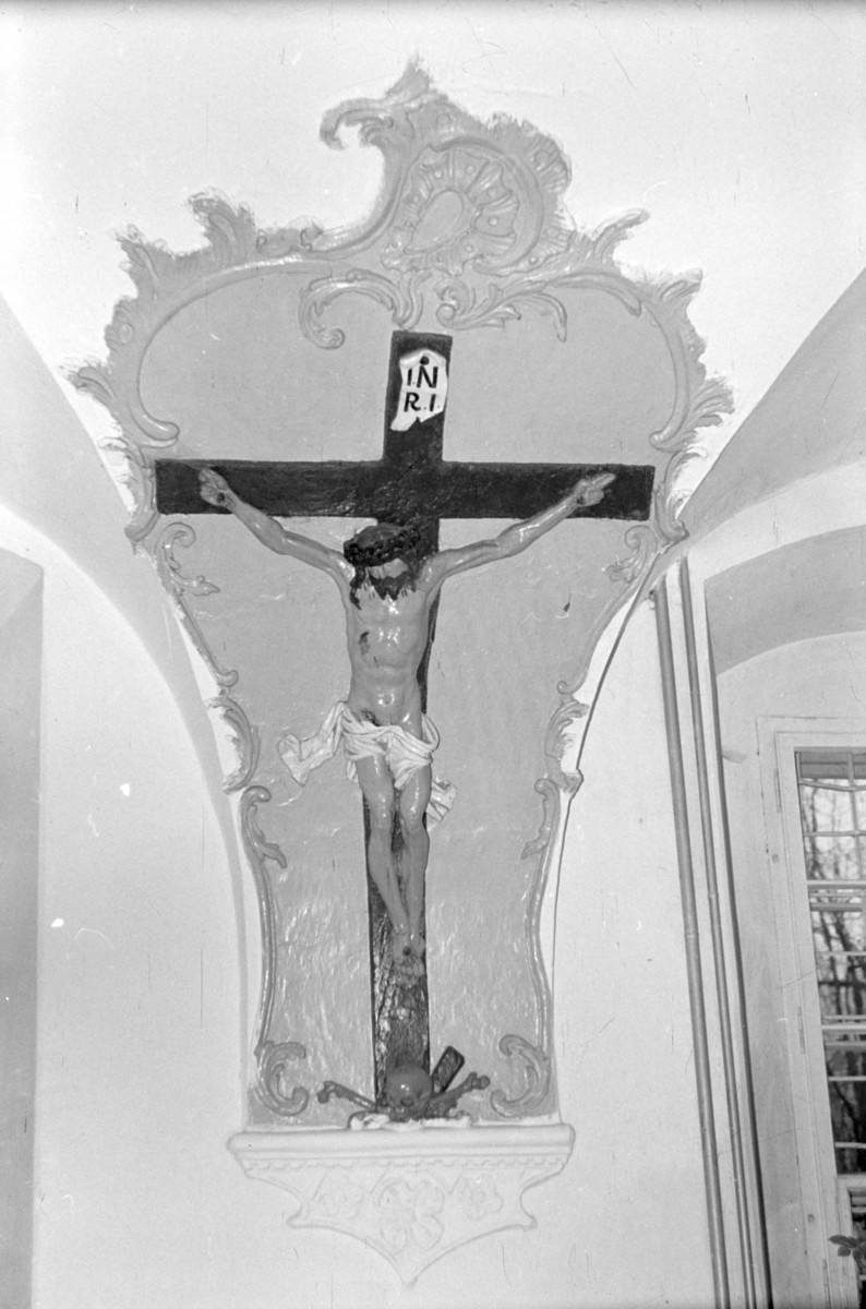 klasztor Doninikanek - refektarz - sztukateria wnętrza - płaskorzeźba - Ukrzyżowanie Jezusa Chrystusa, skan 1