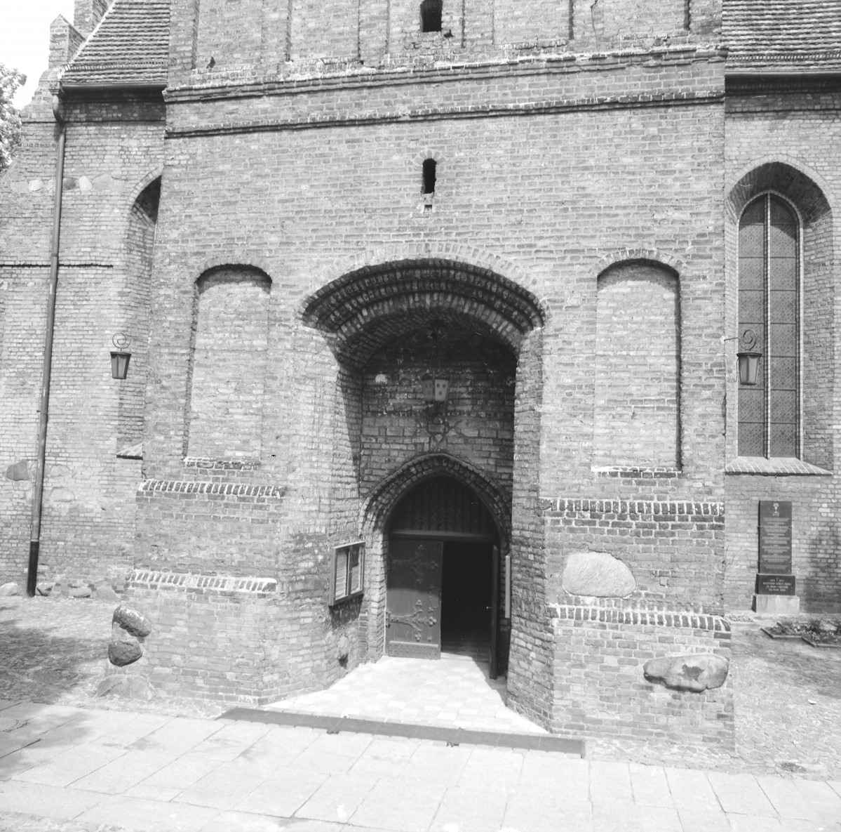 Katedra św. Marcina i Mikołaja - portal w wieży., skan 1