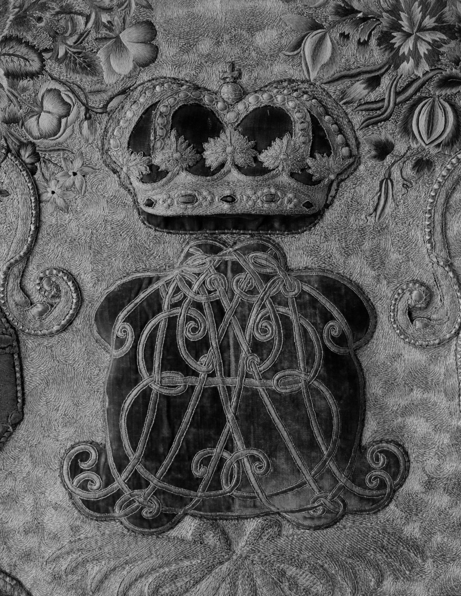 Kościół pw. Wniebowzięcia NMP i Świętego Józefa - antepediumm z monogramem korony 2 połowy XVIII, haft Polski, skan 1