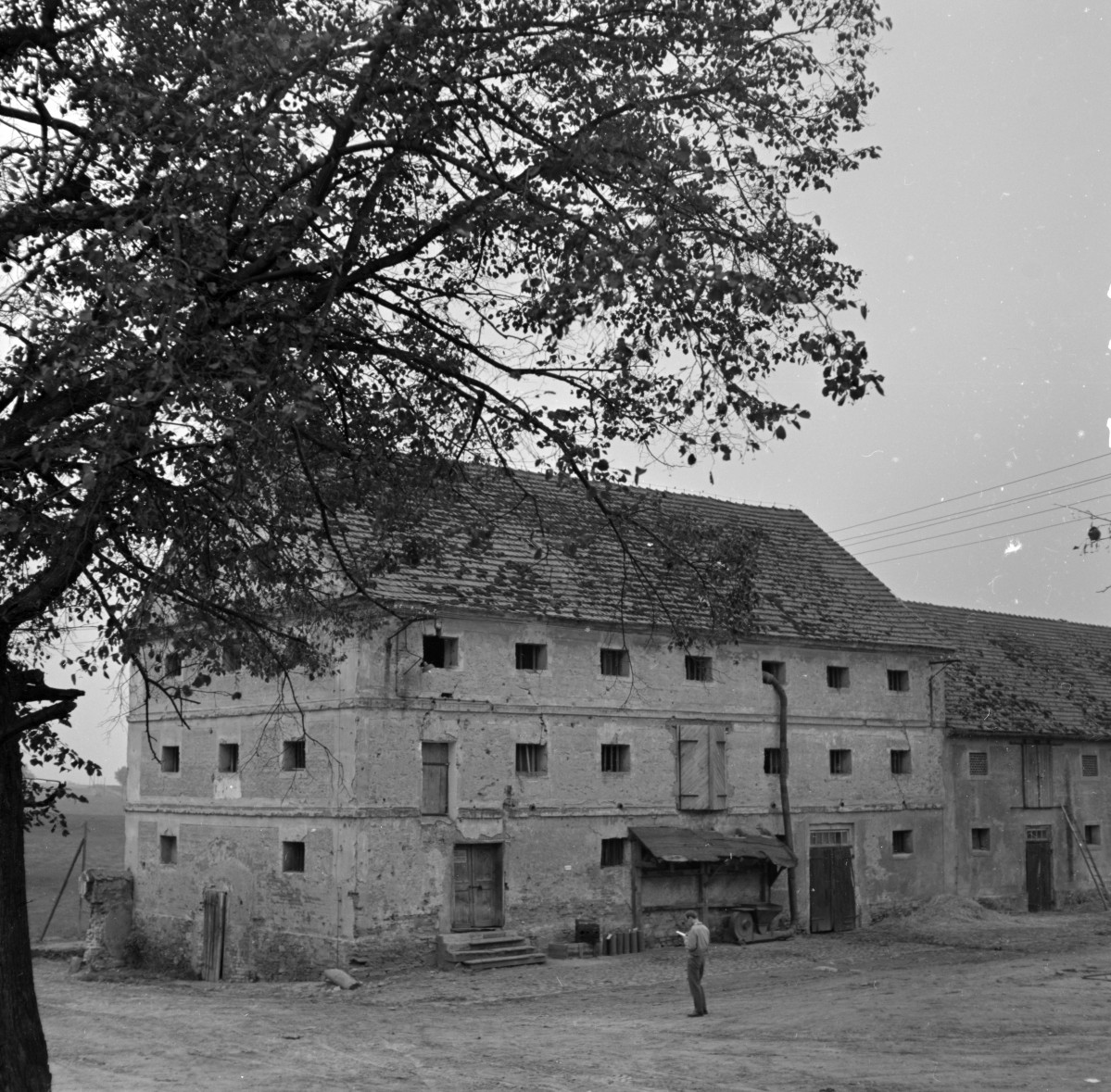 zabudowa dworska - spichlerz, elewacja, skan 1