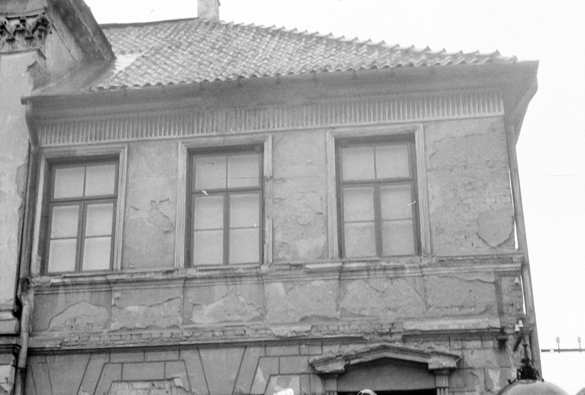 kamienica - detal architektoniczny, okna, skan 1