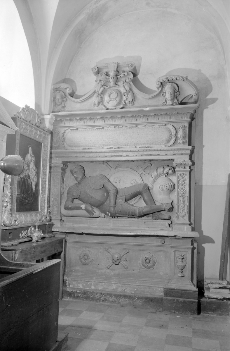 kościół pw. Narodzenia Najświętszej Maryi Panny i św. Michała Archanioła - wnętrze - nawa boczna południowa /prawa/ - nagrobek Stanisława Zbąskiego, skan 1