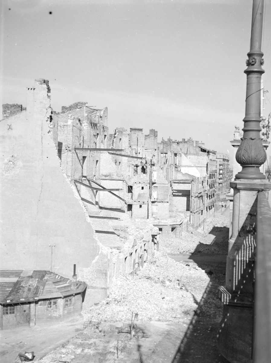 Zabudowa miejska w ruinie. Widok z mostu Poniatowskiego. , skan 1
