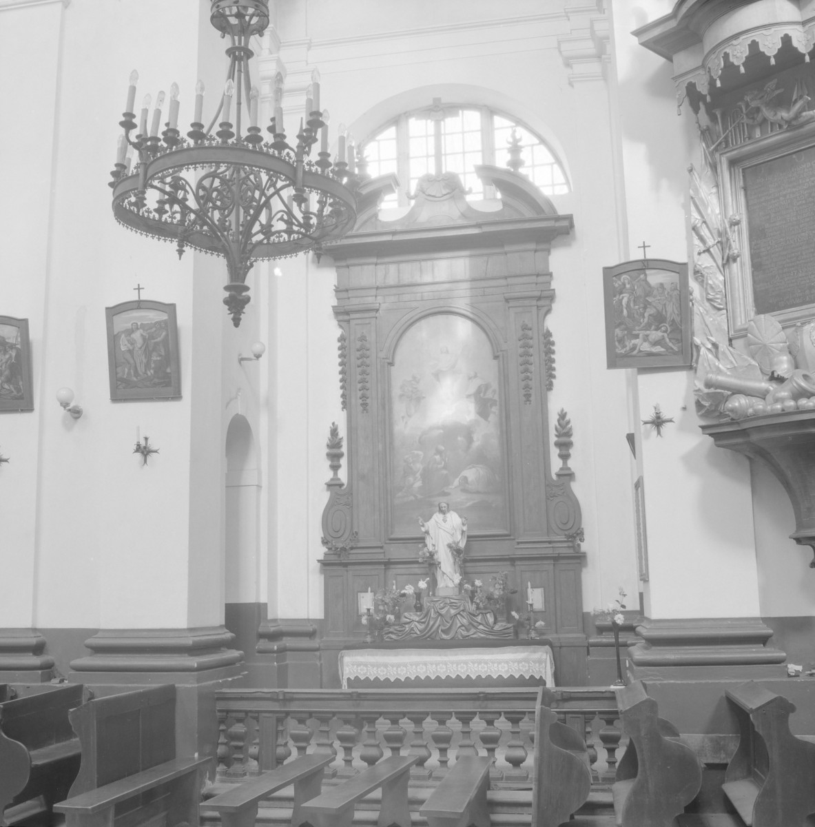 Kościół św. Józefa Oblubieńca i św. Antoniego z Padwy - prezbiterium z bocznym ołtarzem. , skan 1