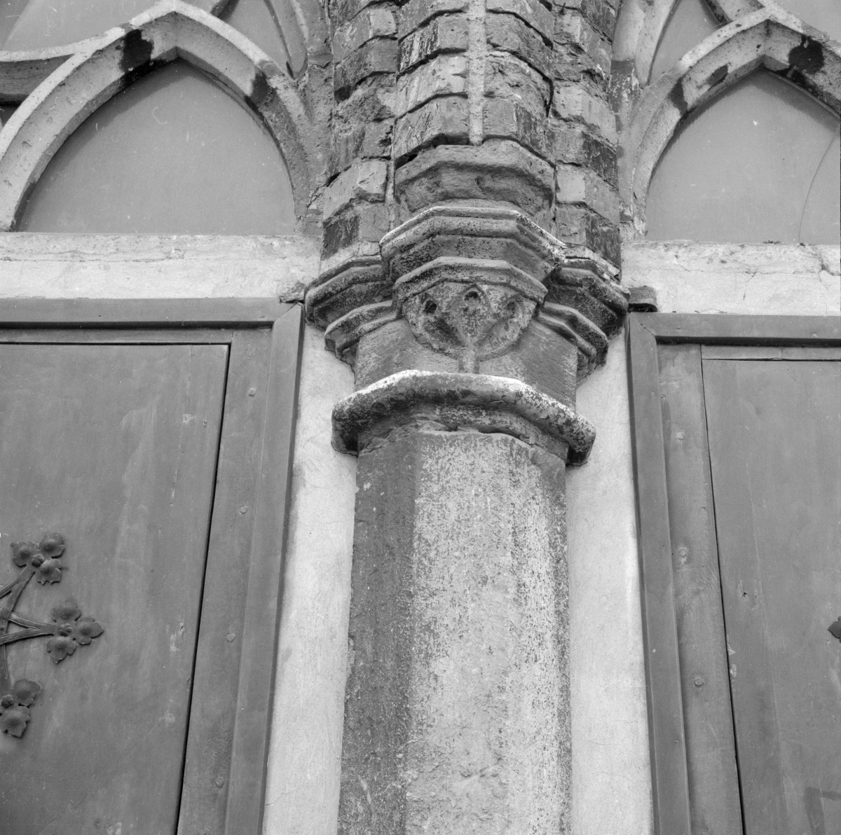 kościół rzymskokatolicki, ob. katedra pw. św. Mikołaja - elewacja północna, portal fragment, skan 1