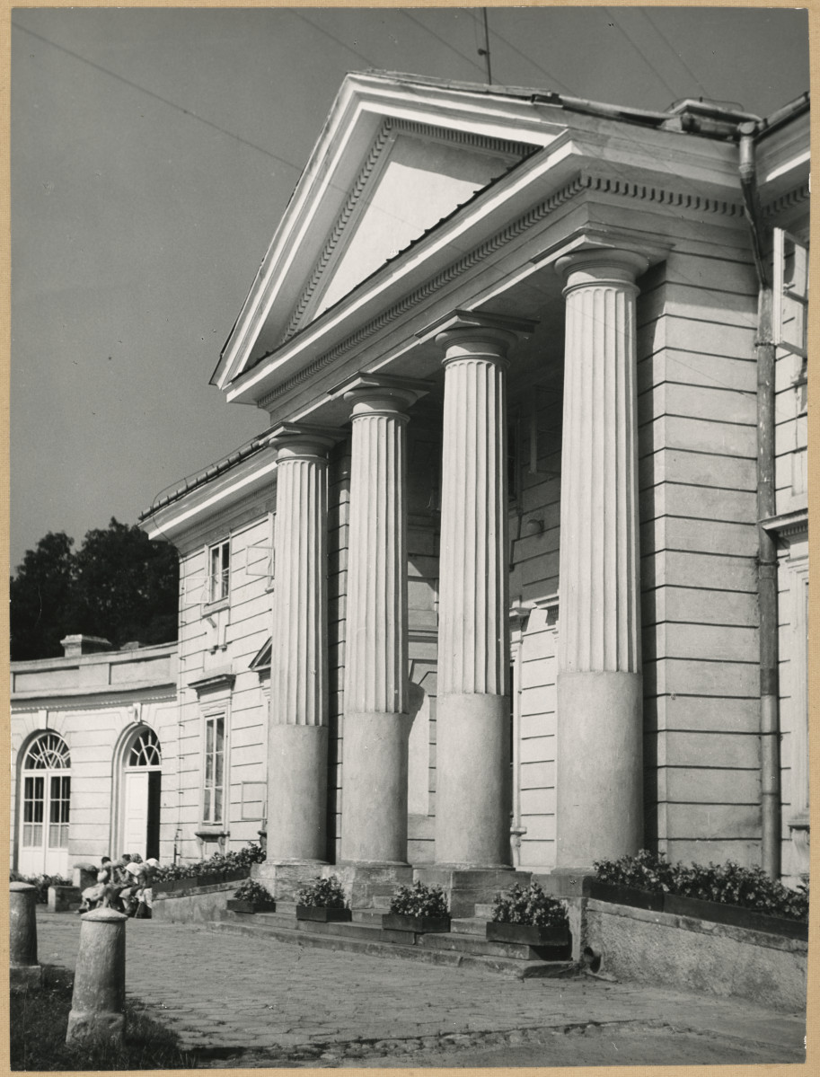 Zespół pałacowo - parkowy, pałac - portyk kolumnowy, skan 1