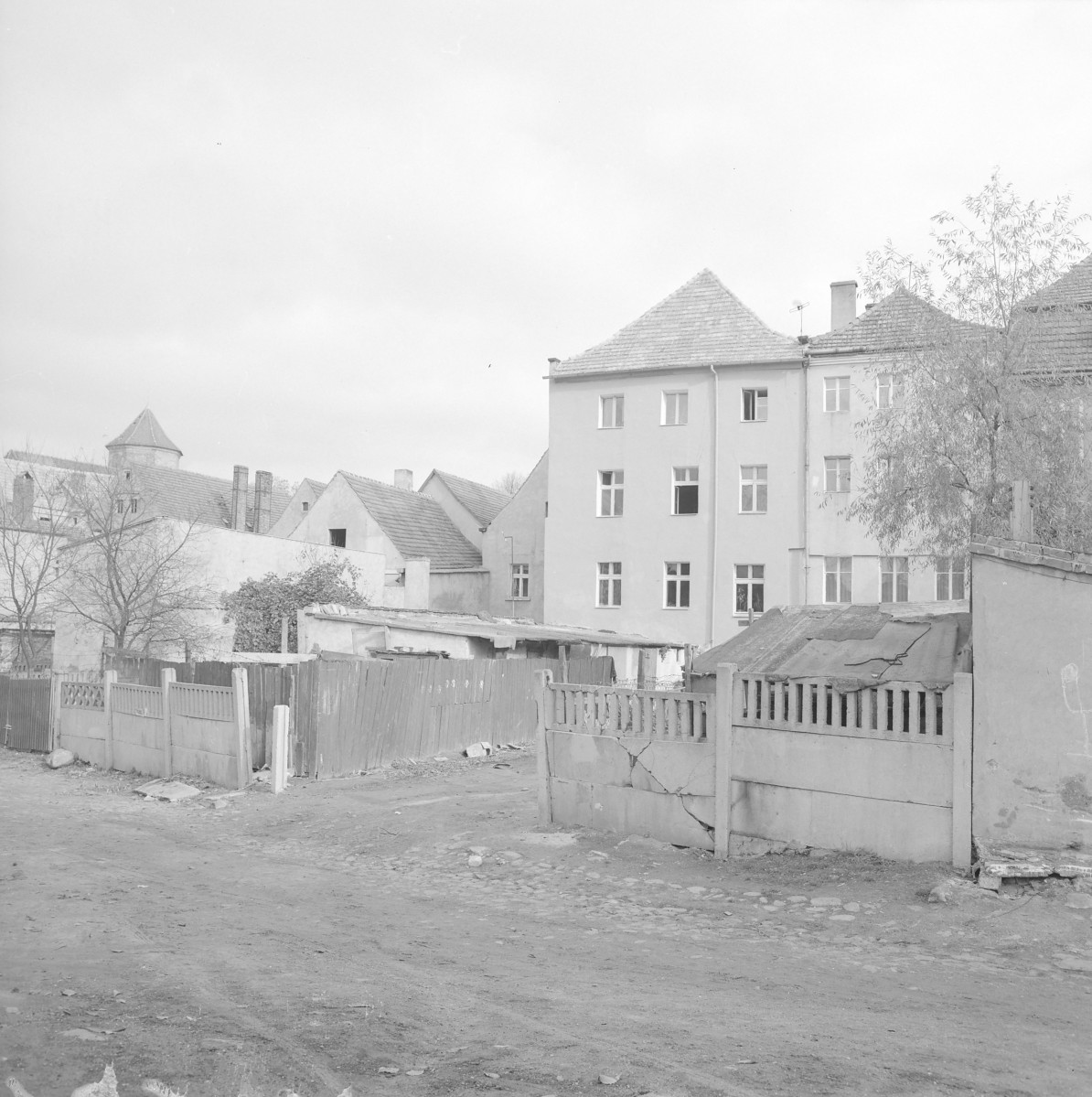 Zabudowa miejska - widok od podwórza, skan 1