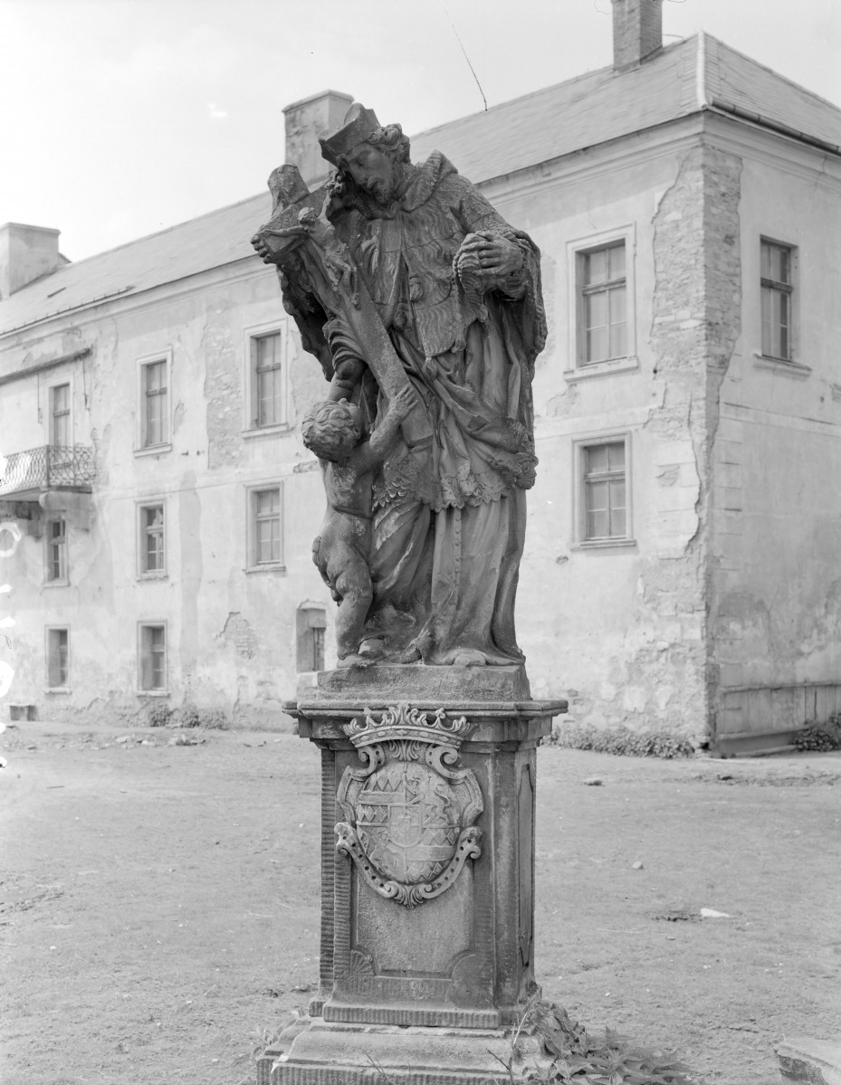 zespół pałacowy - figura Św. Jana Nepomucena (niegdyś w ogrodzie) w tle skrzydło południowe, skan 1