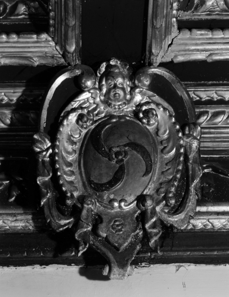 pałac Biskupów Krakowskich - Trzeci Pokój Biskupi /I p./ - fragment stropu z kartuszem herbowym /h. Rola/, skan 1