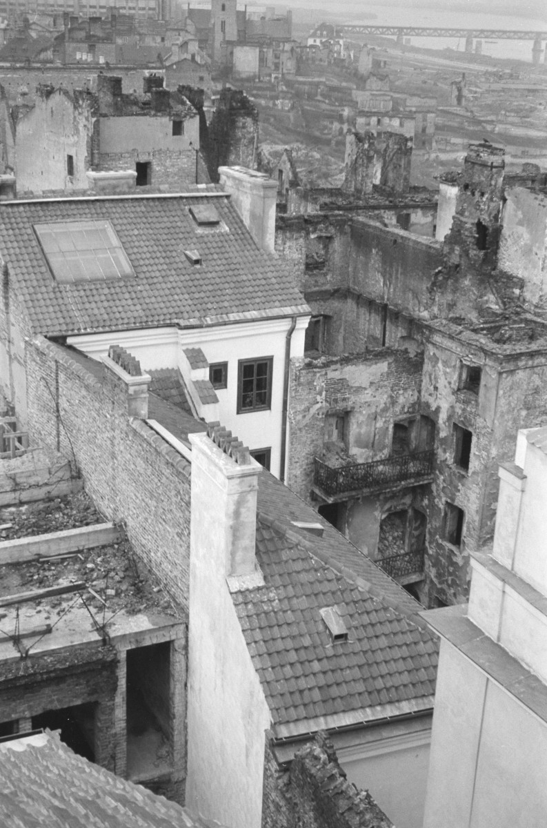 Strona Dekarta w czasie odbudowy. widok dachów. , skan 1