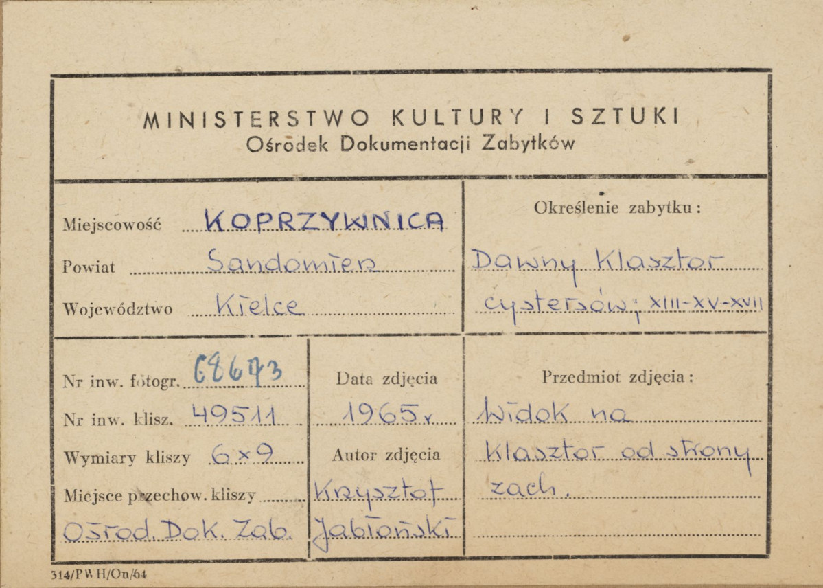 Zespół klasztorny - widok na elewację zach. klasztoru, skan 1