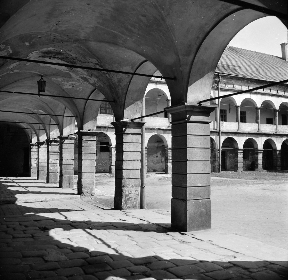 zamek królewski - dziedziniec arkadowy - krużganki - fragment, skan 1