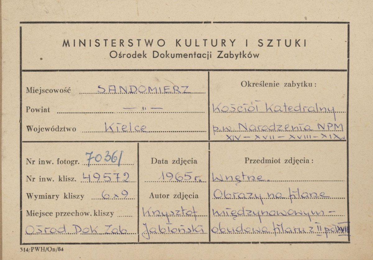  Katedra - wnętrze, widok na obrazy na filarze międzynawowym - metryczka, skan 1