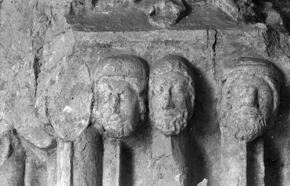 Katedra pw. Wniebowzięcia Najświętszej Marii Panny i św. Wojciecha - elewacja południowa, portal fragment ościeża lewego, skan 1